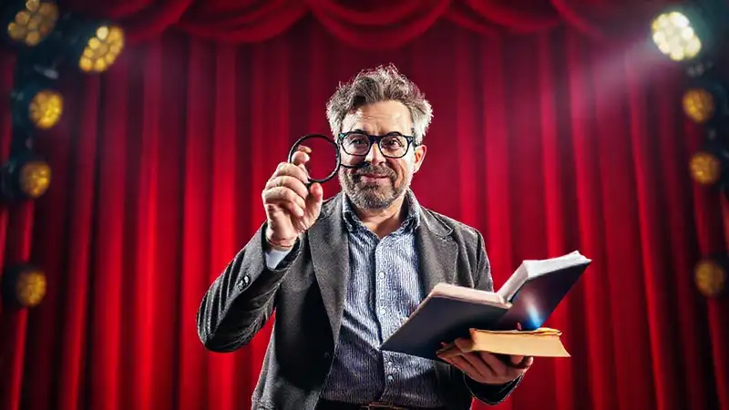 Escenario teatral con investigador y colores vibrantes