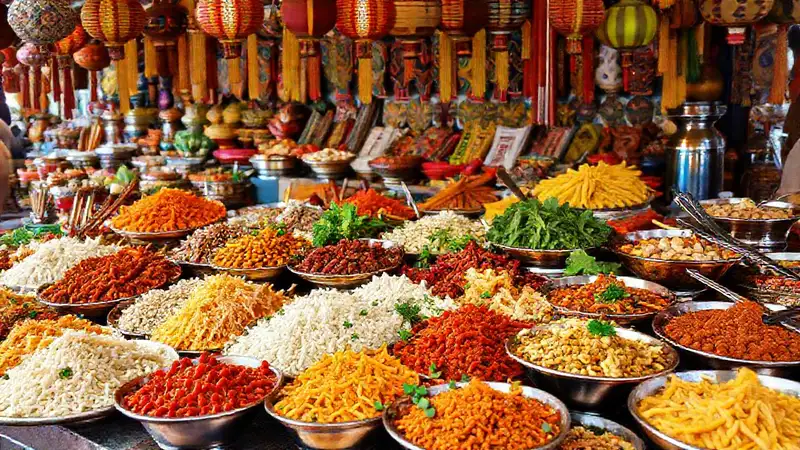 Sabores internacionales en mercado vibrante y colorido
