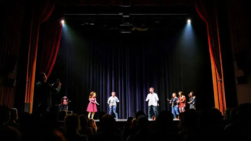 Escenario teatral con actores y director en acción