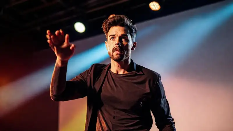 Actor teatral expresivo con luz intensa