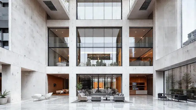 Edificio moderno minimalista con luz natural y espacio
