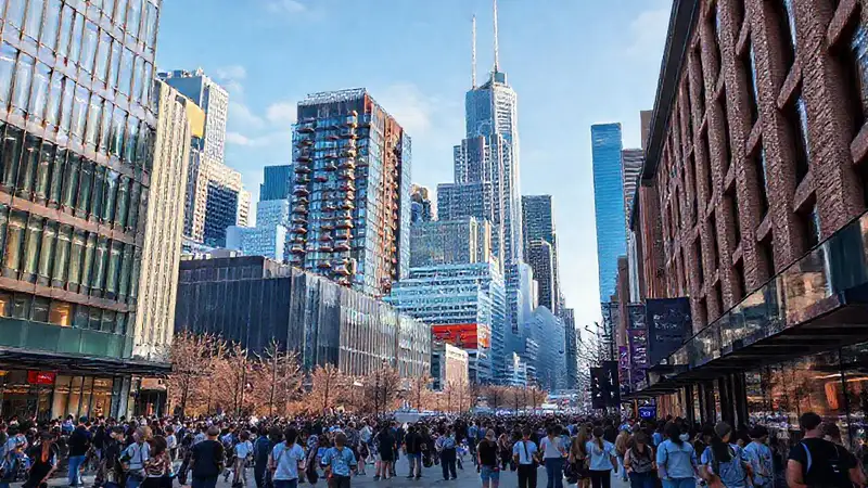 Arquitectura moderna, personas y vida urbana vibrante