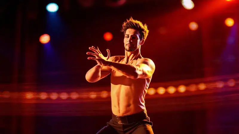 Actor en escena con energía y expresión