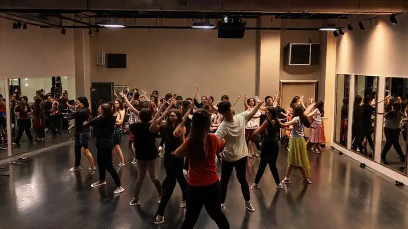 Espacio de práctica teatral con estudiantes creativos