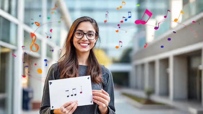 Estudiante feliz con diploma y notas musicales