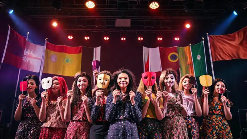 Estudiantes diversos en teatro multicultural vibrante