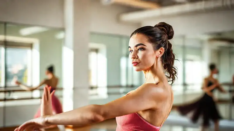 Bailarín practica en estudio con movimiento vibrante