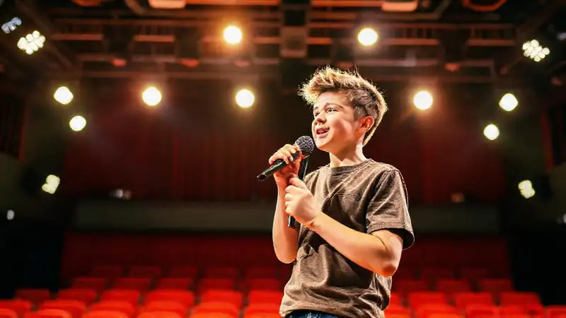 Joven actor ensaya en escenario con confianza