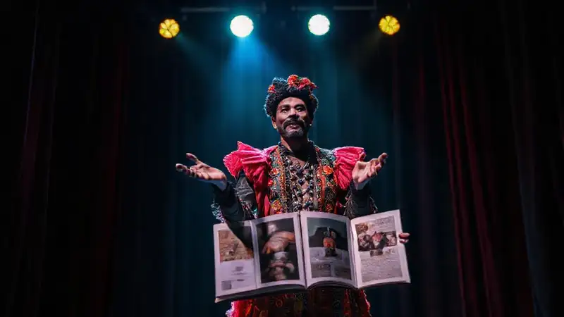 Portafolio teatral con artista, luces y colores