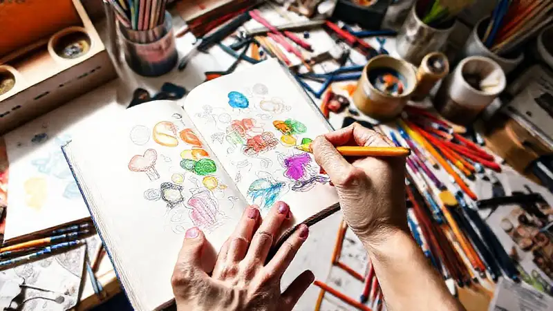 Cuaderno de dibujo colorido y creativo abierto