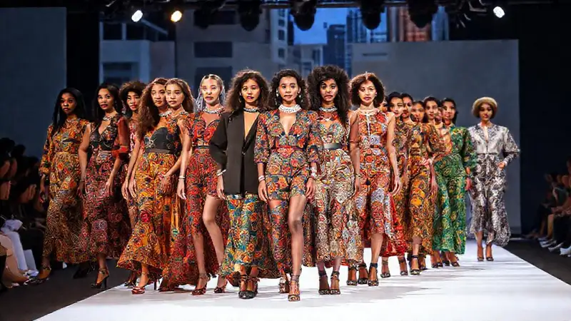 Pasarela de moda diversa y cultural vibrante
