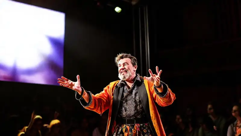 Actor expresivo en escenario vibrante y dramático