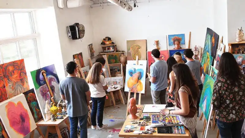 Reunión artística con artistas, obras vibrantes