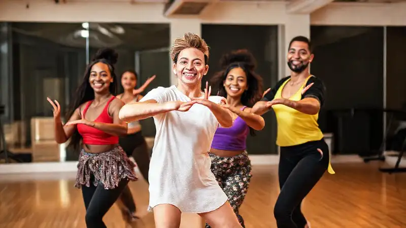 Instructores de danza diversos enérgicos y sonrientes