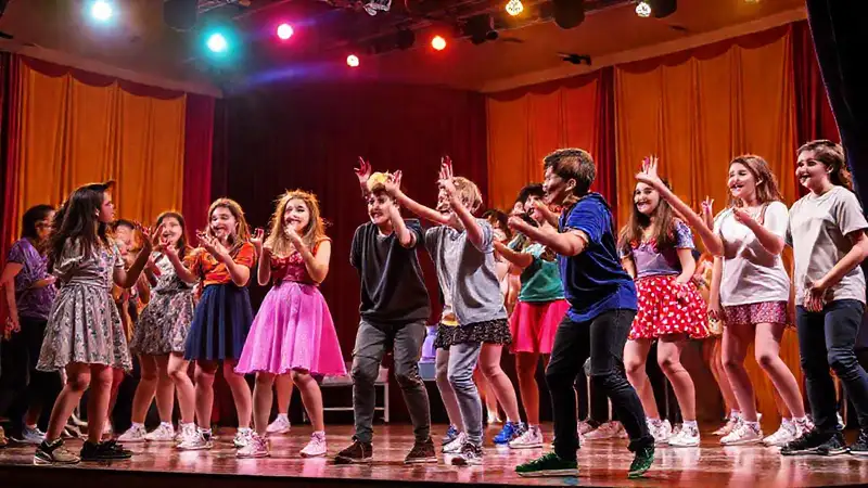 Jóvenes actores en escena, energía y color