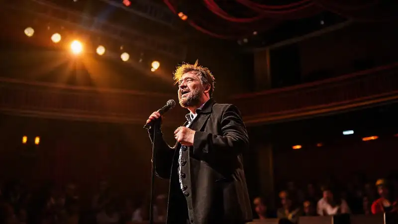 Escenario teatral con actor expresivo y emociones