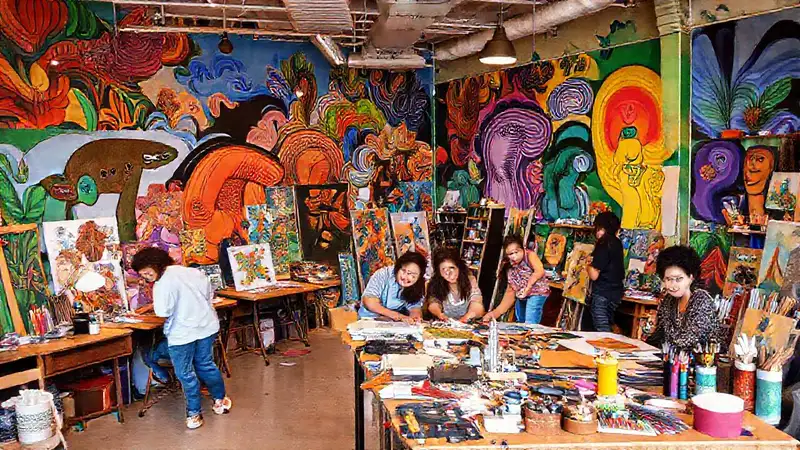 Estudio de arte colorido y colaborativo