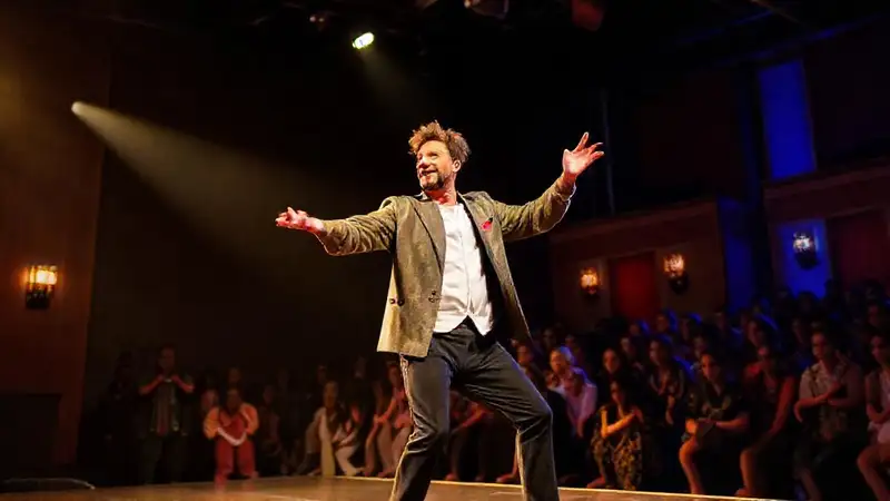 Actor en escena, expresivo, dinámico y confiado