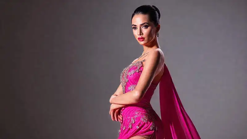 Bailarín elegante en escena con luz artística