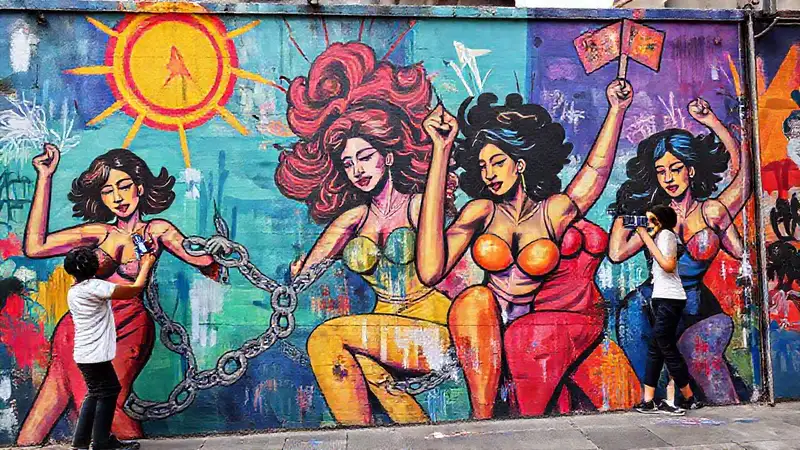 Murales feministas con arte urbano y símbolos