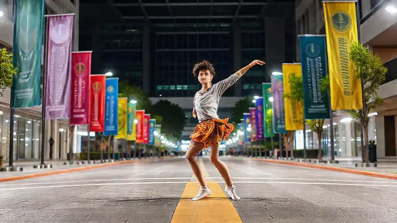 Joven bailarina encrucijada en campus colorido