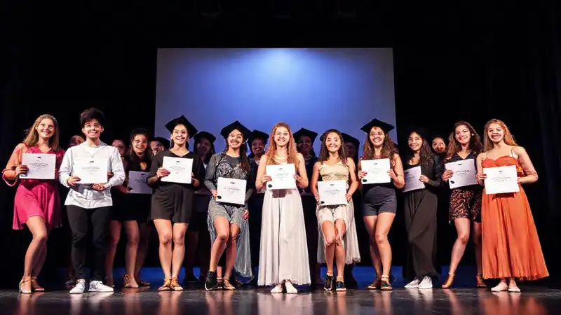 Graduados celebran en elegante escenario de danza
