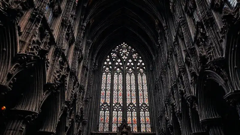 Arquitectura gótica con detalles y altura
