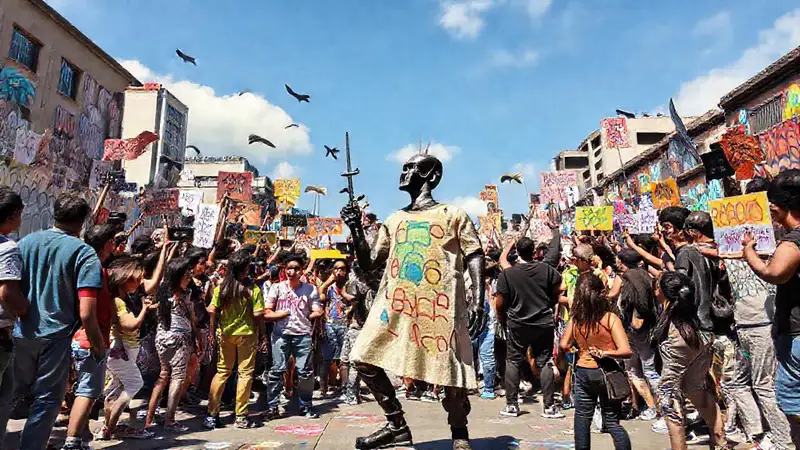 Figura artística en comunidad activa y vibrante