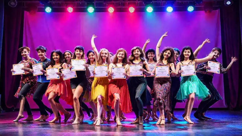 Estudiantes universitarios bailando con becas