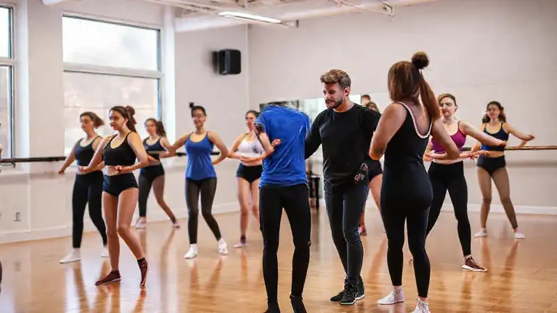 Estudiantes de danza practicando en estudio moderno