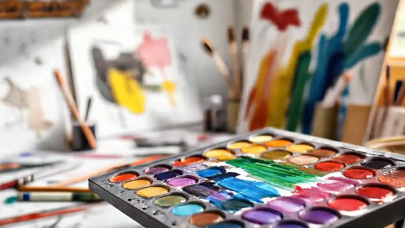 Paleta artística con colores vibrantes y creatividad