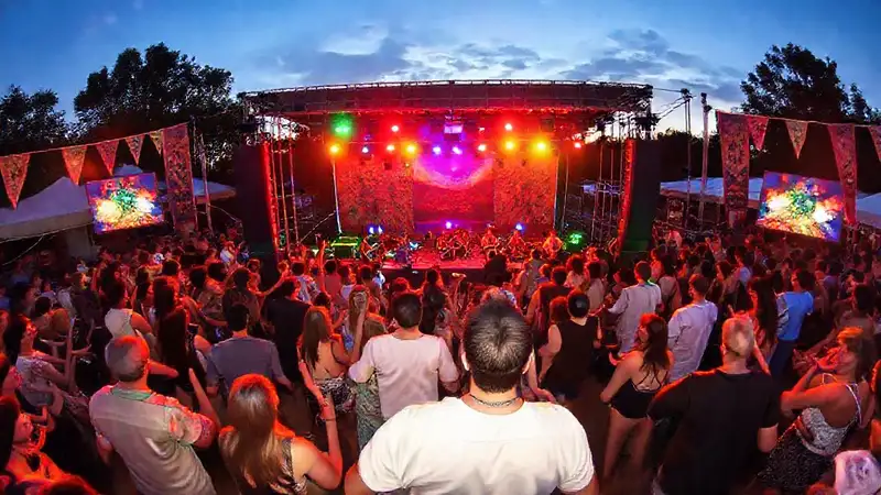Festival de música al aire libre con alegría