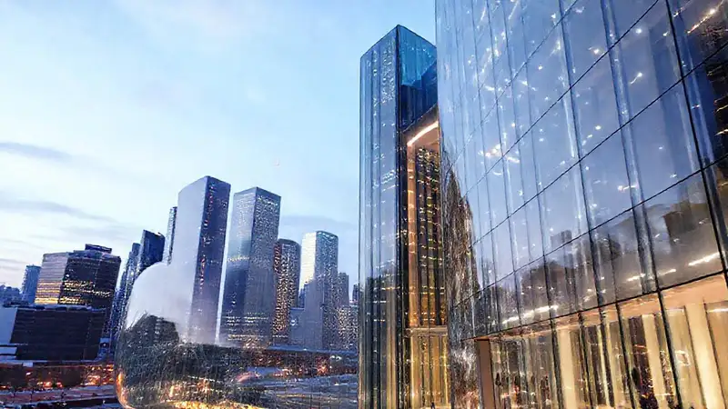 Edificio futurista de vidrio y diseño minimalista