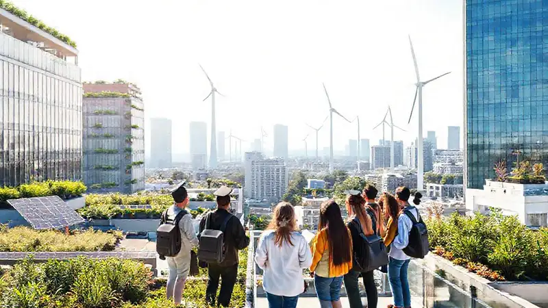Arquitectura sostenible con jardines y energías renovables