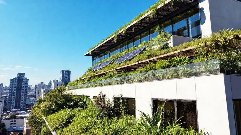 Edificio moderno sostenible con jardines y paneles solares