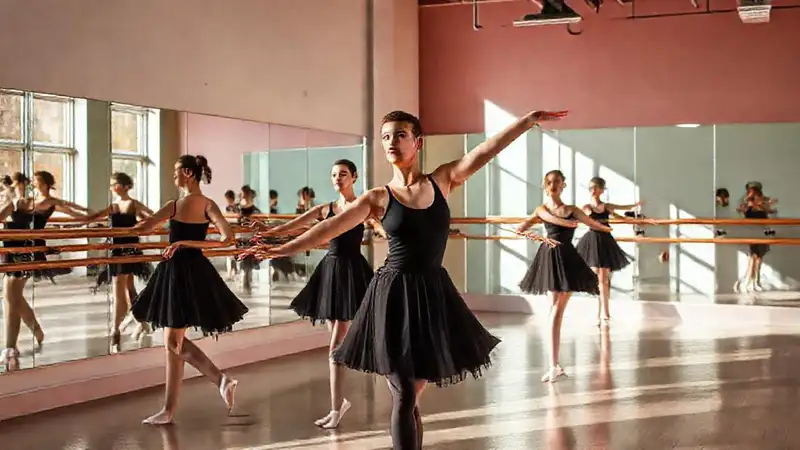 Estudiantes de ballet practicando en estudio dinámico