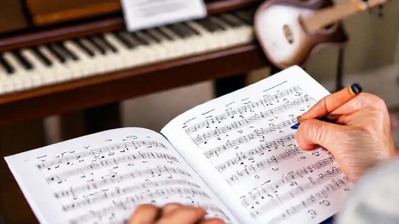 Personas aprendiendo música con instrumentos y notas