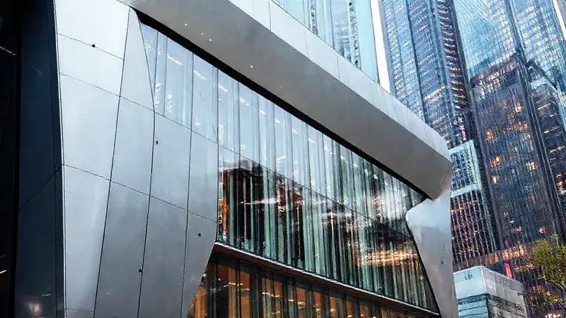 Fachada futurista con diseño y materiales innovadores